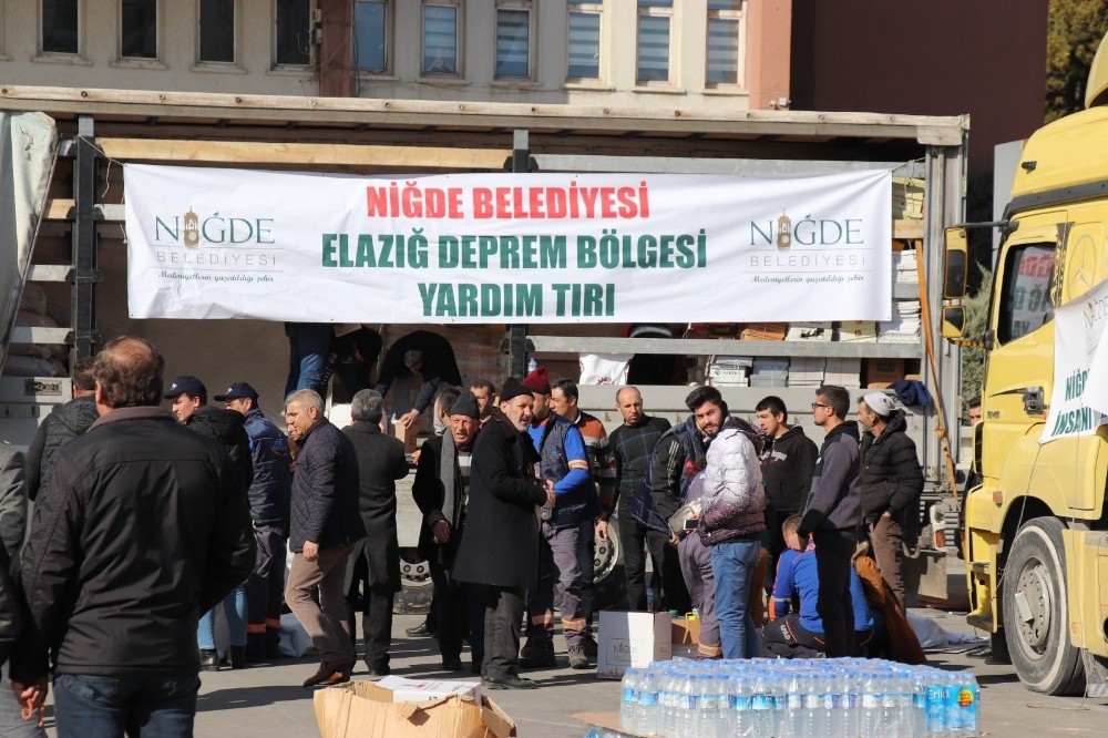 Niğde’den deprem bölgesine 8 tır yardım 