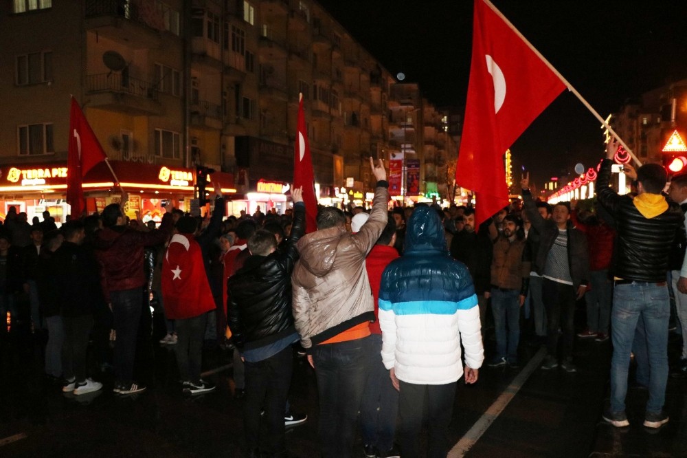 Niğdeliler İdlib şehitleri için yürüdü 