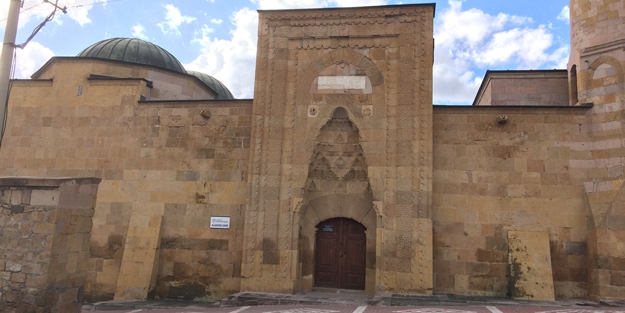 Niğde'nin tarihi yapılarından Alaaddin Camii