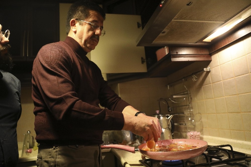 Nihat Zeybekci’den öğrencilere menemen sürprizi 