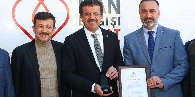 Nihat Zeybekci'den Türk Kızılayına kan bağışı
