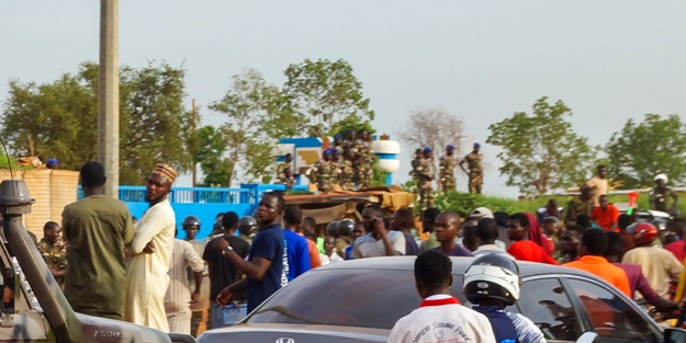 Nijer'de darbe destekçileri Fransız üssüne yürüdü