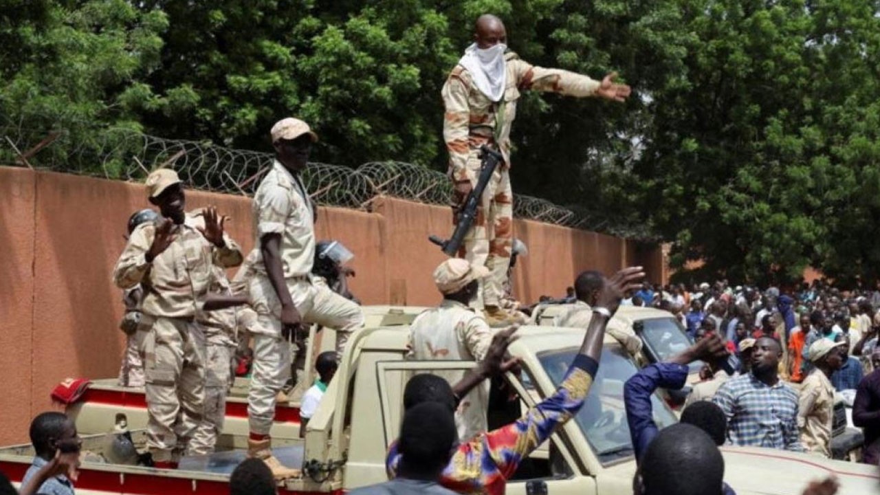 Nijer'de sömürgecilerin son kalıntıları da silindi