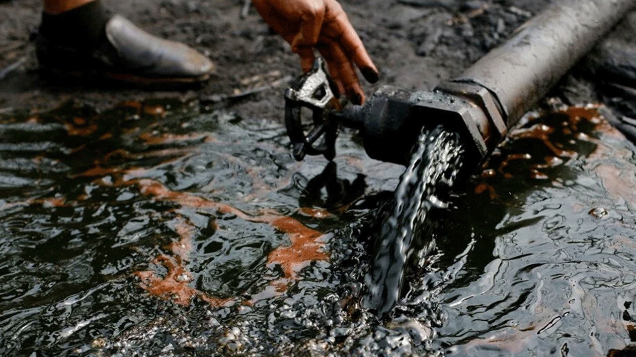 Nijerya'da 32 kaçak petrol arıtma tesisi kapatıldı