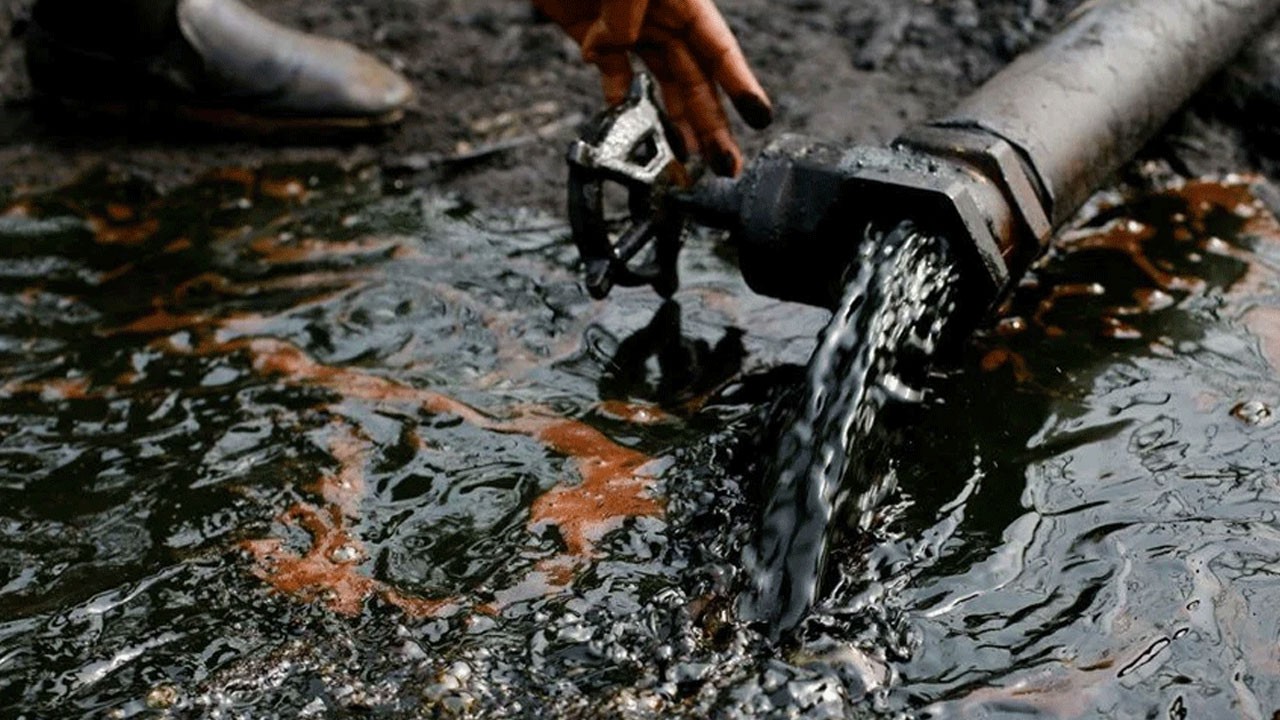 Nijerya'da 32 kaçak petrol rafinerisi imha edildi