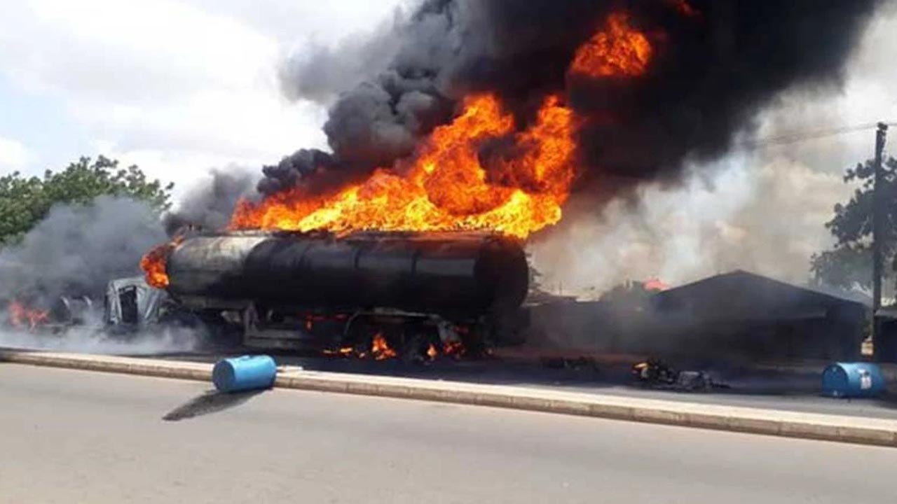 Nijerya’da yakıt tankeri patladı! Ölüler var