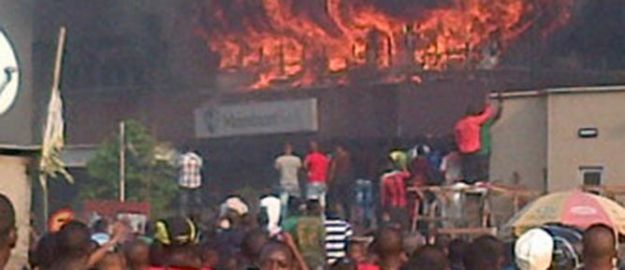 Nijerya’da evleri ateşe verdiler: 12 ölü