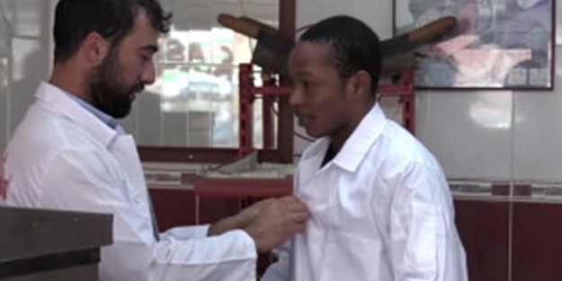 Nijerya'dan geldi, hem futbolculuk hem kasaplık yapıyor!