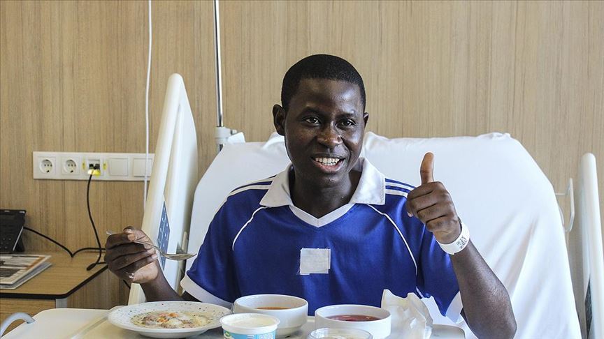 Nijeryalı gencin yapışık yemek borusu 'mıknatıs'la açıldı