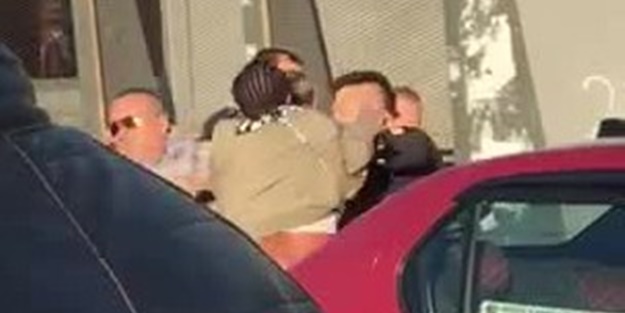 Nijeryalı kadın yolcu taksiciye dayak attı