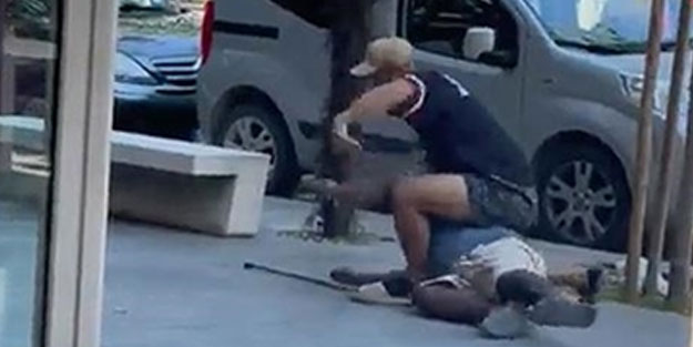 Nijeryalı seyyar satıcıyı darbederek öldürdüler