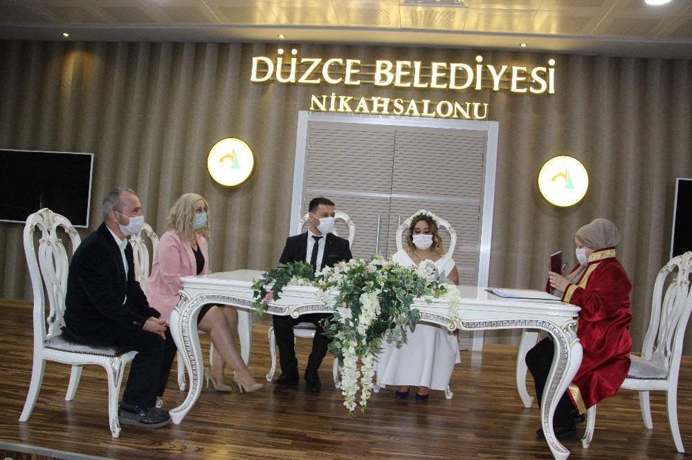 Nikah dairelerinde korona virüs önlemli nikahlar kıyılıyor 