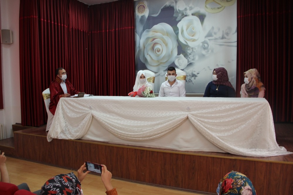 Nikah salonları çiftlerin mutlu günlerine tanıklık etmeye başladı 