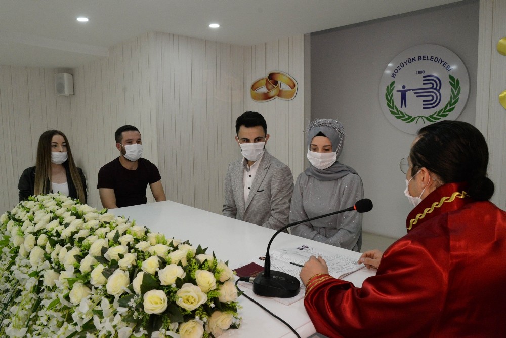 Nikah salonu yeni oturma düzeniyle hizmet vermeye başladı 