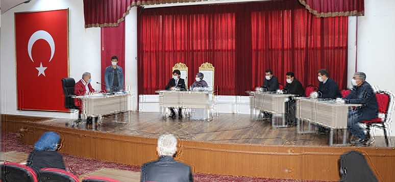 Nikah sonrası birbirlerini dirsekleriyle tebrik ettiler 