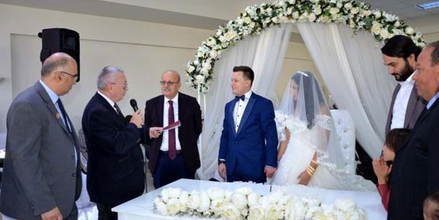 Nikahı Türk başkan kıydı, aile cüzdanını Fransız başkan verdi