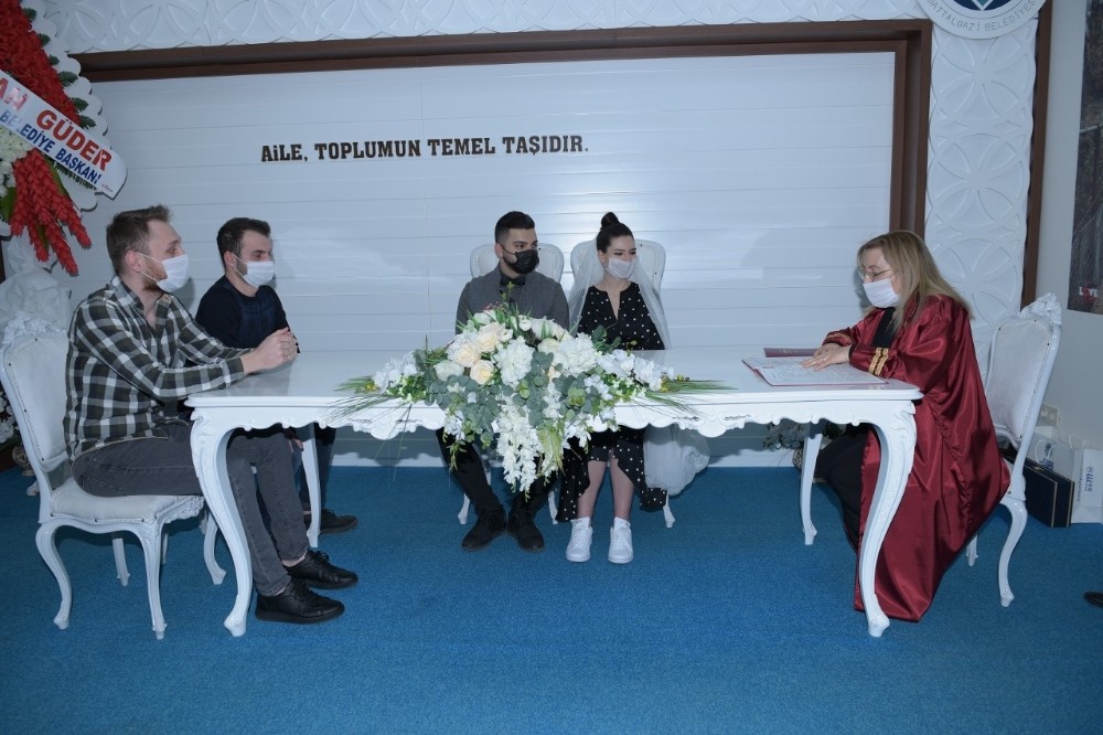 Nikahlar maskeli olarak gerçekleştirilmeye başlandı 