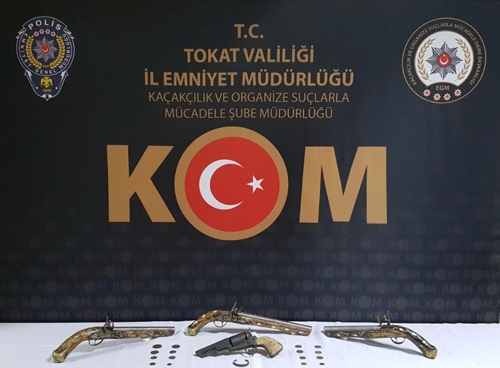 Niksar’da 4 adet tarihi tabanca ele geçirildi 