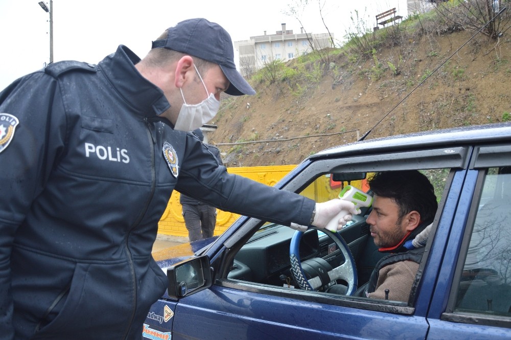 Niksar’da sürücü ve yolculara ateş ölçümü. 