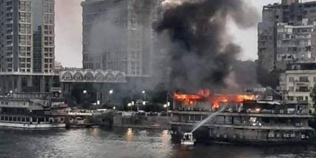 Nil Nehri'nde korku dolu anlar! Gemi alevlere teslim oldu