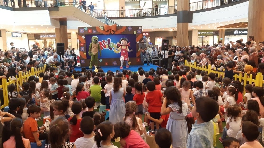 Niloya, Piazza’da çocuklarla buluştu 