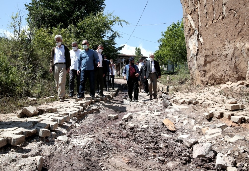 Nilüfer Belediye Başkanı Turgay Erdem, sel felaketinden etkilenen Yenisölöz’ü ziyaret etti 