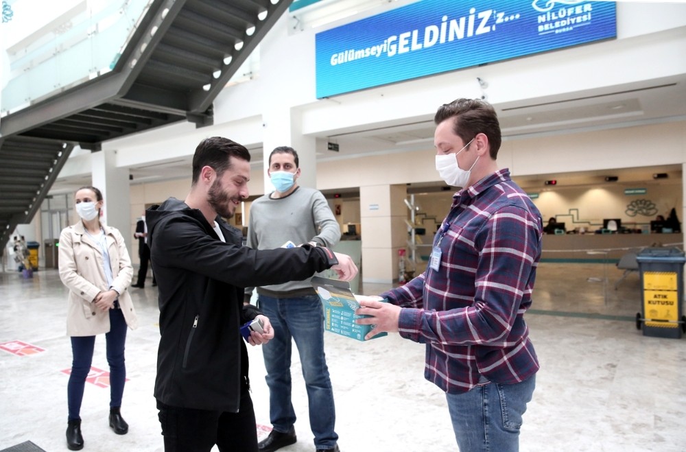 Nilüfer’de üretilen maskeler vatandaşa dağıtılıyor 