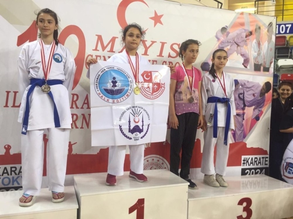 Nilüferli karateciler kürsüde 