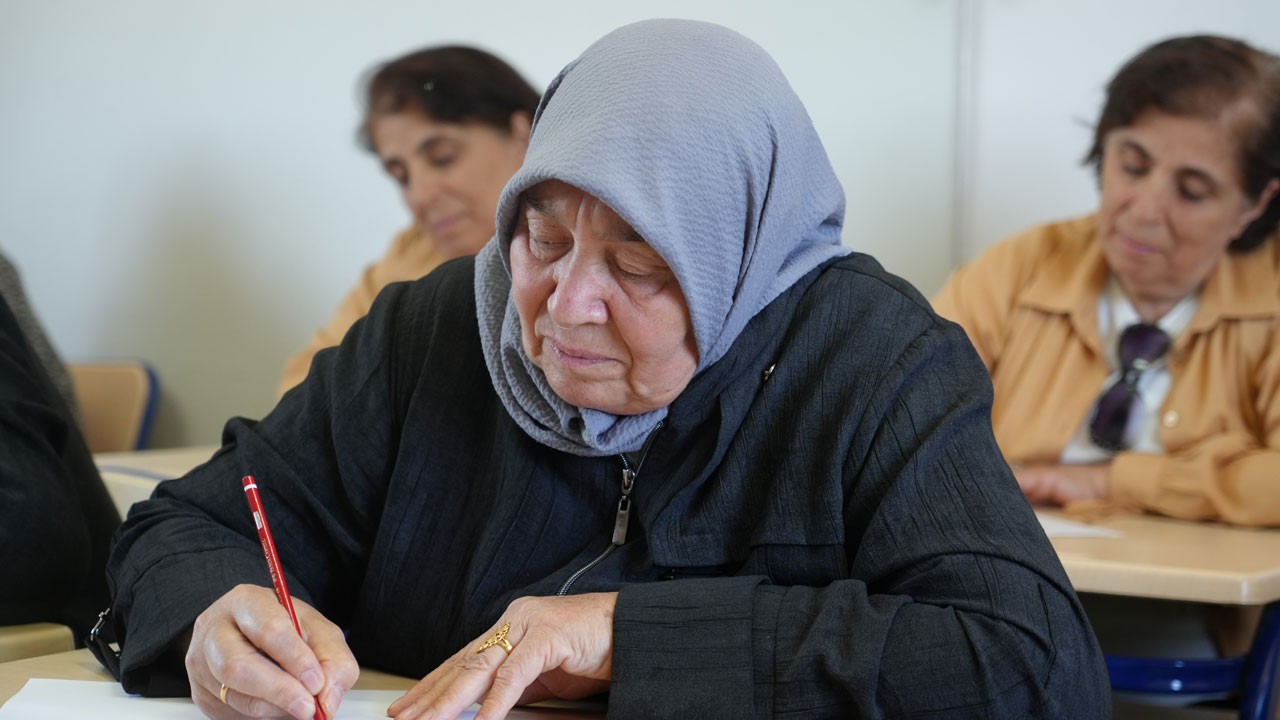 Nineler 85 yaşında okuma yazma öğrendiler