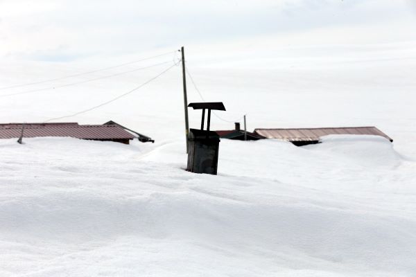 Nisan ayında evler kar altında kaldı
