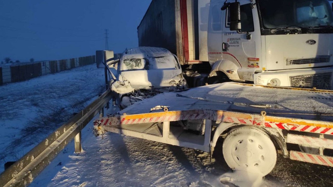 Nisan ayında kar esareti! 755 kişi mahsur kaldı