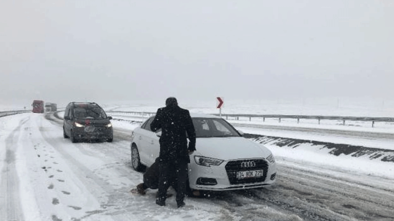 Nisan ayında kar sürpriz yaptı! Araçlar yolda kaldı