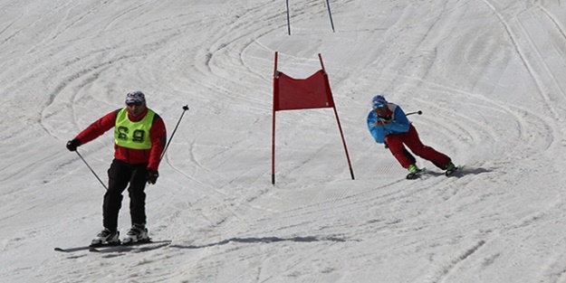 Nisan ayında kayak yarışması