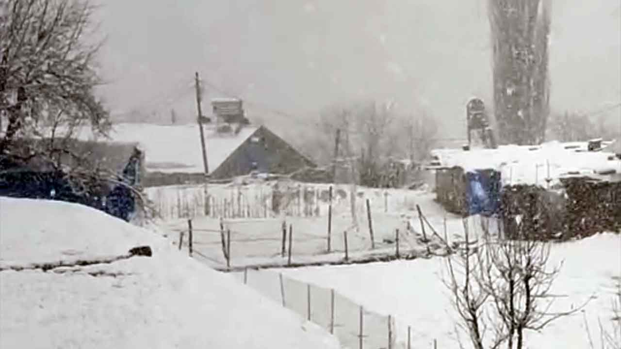Nisan ayında kış geri geldi! Siirt’te beklenmedik kar sürprizi: Bahar beklerken her yer beyaza büründü!