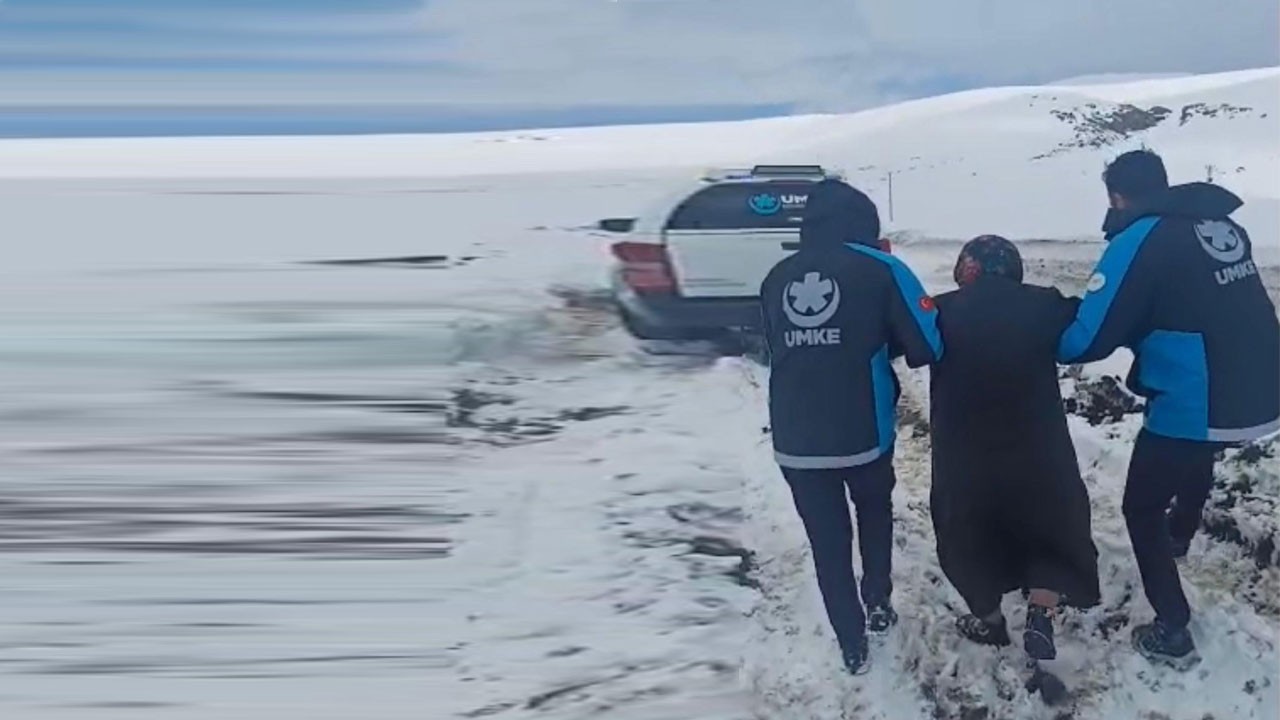 Nisan ayında kış manzarası! Ekipler seferber oldu