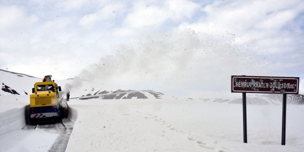 Nisan ayında metrelerce karla mücadele devam ediyor!