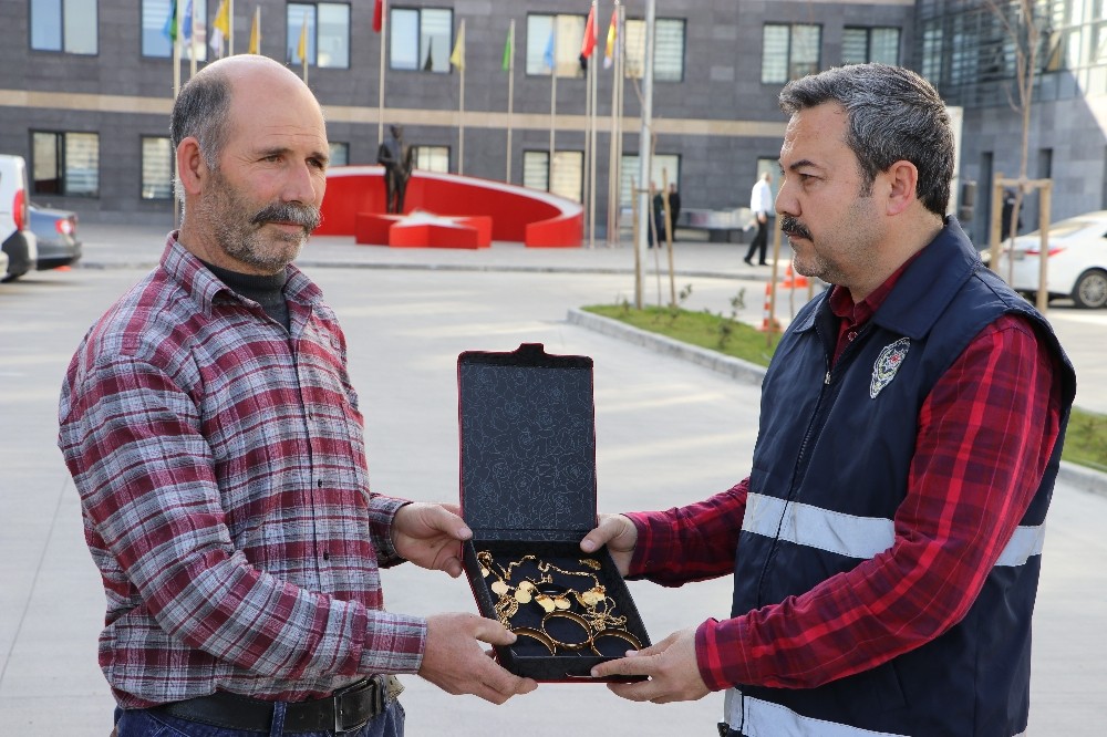 Nişanlanan kızının altınlarını dolandırıcılara kaptırmaktan polis kurtardı 