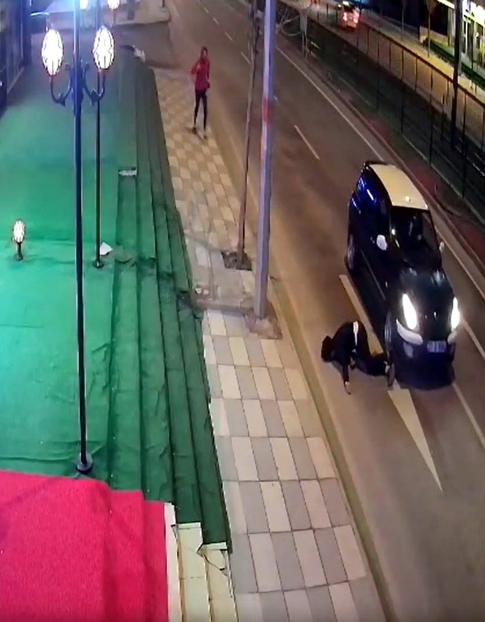 Nişanlısından ayrılan genç aracın önüne atlayarak intihar etmek istedi 