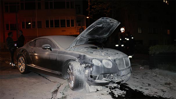 Nişantaşı’nda kaldırıma çarpan lüks otomobil alev aldı