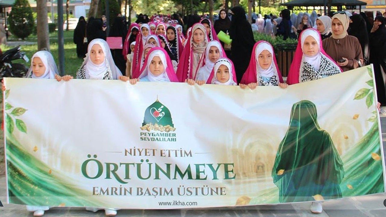 Niyet ettim örtünmeye! Yüzlerce genç kız 'Emrin başım üstüne' dedi, başörtüsüne ilk adımı attı