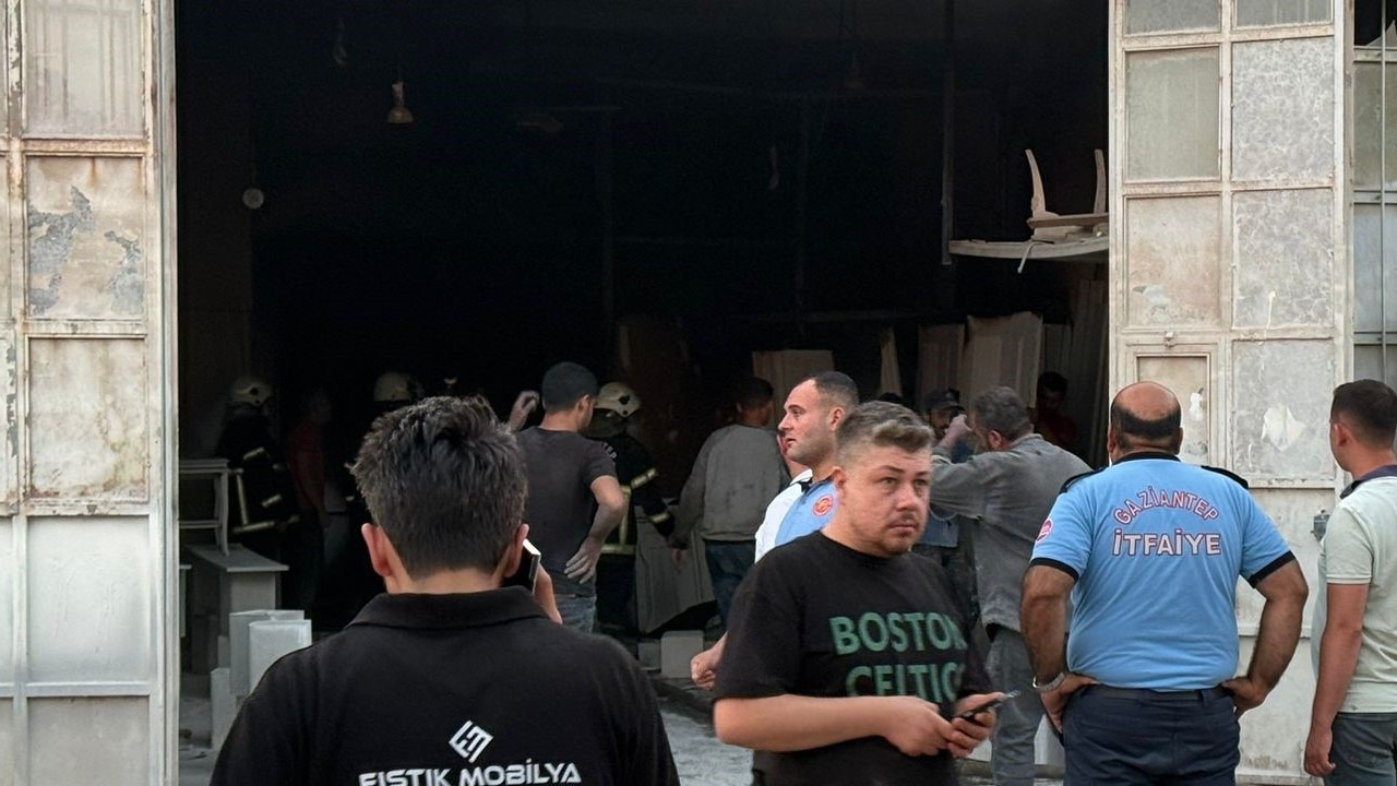 Nizip'te mobilya dükkanında yangın paniği