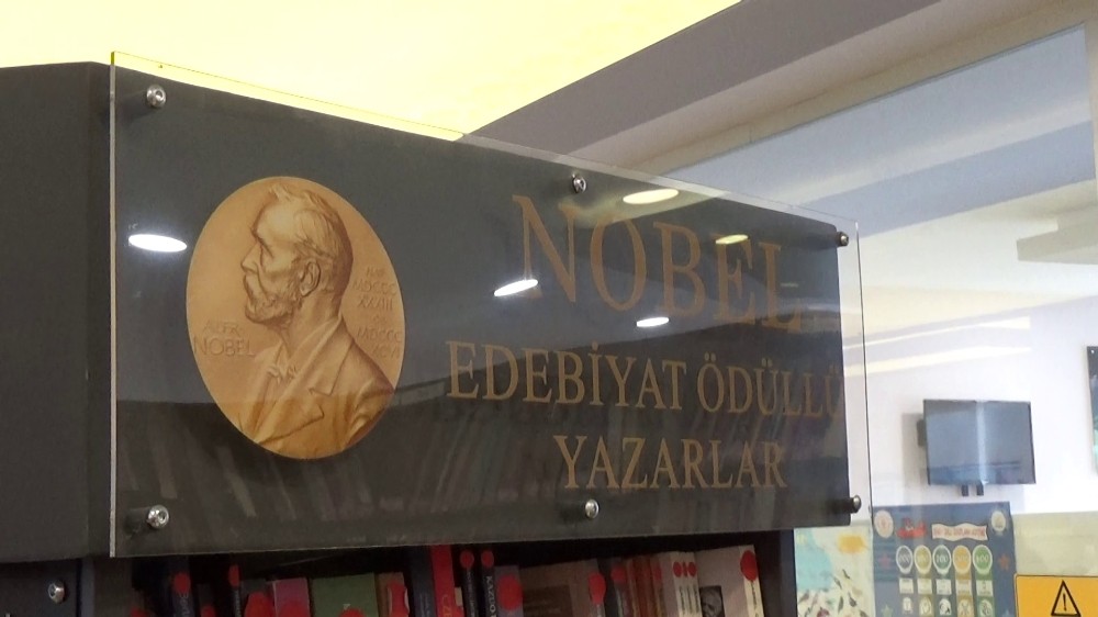 Nobel ödüllü yazarların kitapları kütüphanede ayrı sergileniyor 