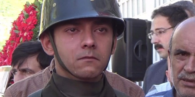 Nöbet tutan asker gözyaşlarına boğuldu