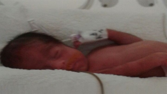 Nöbete giren bebeği gıdıklayarak hayata döndürdüler