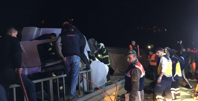 Nohutlu yüklü TIR devrildi: 1 kişi öldü