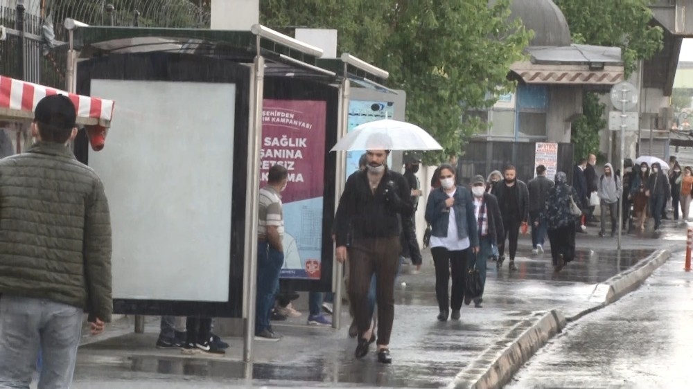 Normalleşeme ilk günü sağanak yağmur etkili oldu 