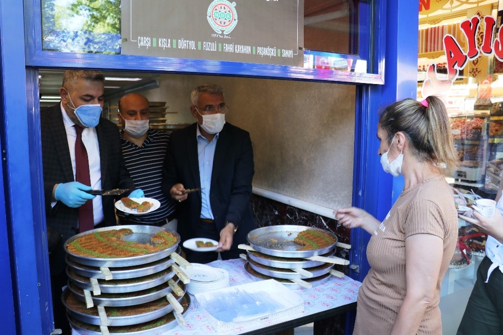 Normalleşme başladı, 2 ton tatlı dağıttı 