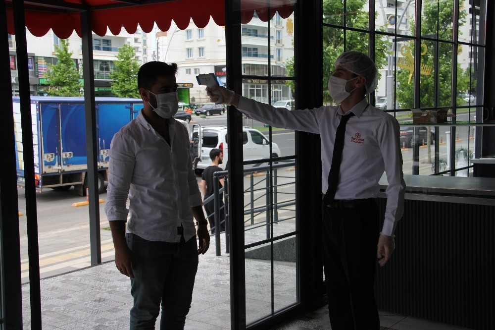 Normalleşme ile birlikte pastaneler de hijyen tedbirleri ile kapılarını araladı 
