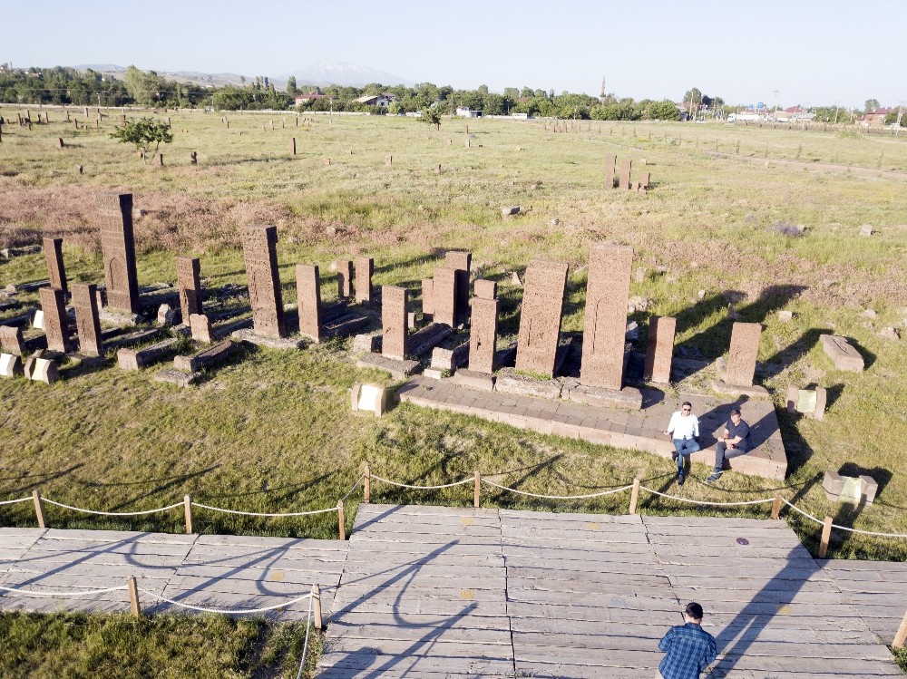 Normalleşme süreciyle Selçuklu Mezarlığı’nda ziyaretçi yoğunluğu 