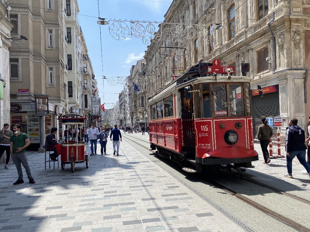 Normalleşmenin ikinci gününde vatandaşlar İstiklal Caddesi’ne akın etti 